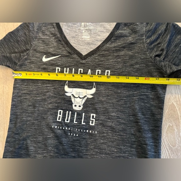 Nike Chicago Bulls medium tshirt. Gray Dri fit. Vneck - Picture 5 of 7